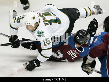 Colorado Avalanche Centre Ben Guite (R) prend de l'aile gauche des Stars de Dallas Niklas Hagman (15) de la Finlande au cours de la deuxième période à la Pepsi Center à Denver le 8 mars 2008. (Photo d'UPI/Gary C. Caskey) Banque D'Images