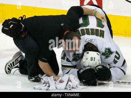 Entraîneur des Dallas Stars s'occupe d'aile gauche et le capitaine Brenden Morrow après un contrôle par l'Avalanche du Colorado le défenseur Jeff fabricants au cours de la troisième période à la Pepsi Center à Denver le 8 mars 2008. Battre Colorado Dallas 3-1. (Photo d'UPI/Gary C. Caskey) Banque D'Images