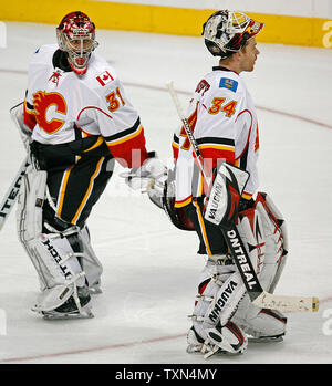 À partir des Flames de Calgary Miikka Kiprusoff gardien (R) de la Finlande à la magistrature patins après avoir été remplacé par le gardien Curtis Joseph après Colorado Avalanche Milan Hejduk a marqué au cours de la troisième période à la Pepsi Center de Denver le 24 mars 2008. Colorado 2-0 Calgary par jeu blanc. (Photo d'UPI/Gary C. Caskey) Banque D'Images