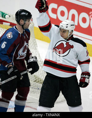 Devils du New Jersey Dainius Zubrus aile droite (R) célèbre son but contre l'Avalanche du Colorado le défenseur Jeff fabricants au cours de la première période au Pepsi Center de Denver le 14 mars 2008. La division nord-ouest du Colorado mène alors que le New Jersey, le chef de la division de l'Atlantique, se dresse au sommet du classement de la Conférence de l'Est. (Photo d'UPI/Gary C. Caskey) Banque D'Images