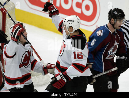 Devils du New Jersey Dainius Zubrus aile droite (C) célèbre son but contre l'Avalanche du Colorado avec coéquipier David Clarkson au cours de la première période au Pepsi Center de Denver le 14 mars 2008. Le défenseur d'Avalanche Jeff Finger skates le passé les joueurs. La division nord-ouest du Colorado mène alors que le New Jersey, le chef de la division de l'Atlantique, se dresse au sommet du classement de la Conférence de l'Est. (Photo d'UPI/Gary C. Caskey) Banque D'Images