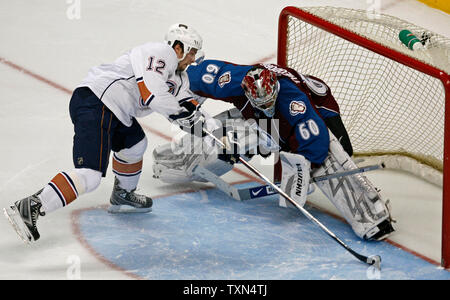 Centre des Oilers d'Edmonton Robert Nilsson (12) au cours de la fusillade contre l'Avalanche du Colorado le gardien Jose Theodore au Pepsi Center de Denver le 27 mars 2008. Colorado Edmonton défait 5-4 dans une fusillade. (Photo d'UPI/Gary C. Caskey) Banque D'Images