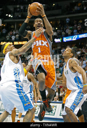 Avant Amare Stoudemire Phoenix Suns (1) entraîne l'avant contre les Denver Nuggets Kenyon Martin et Marcus Camby centre au cours de la première moitié du Pepsi Center de Denver le 1 avril 2008. (Photo d'UPI/Gary C. Caskey) Banque D'Images