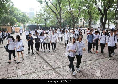 (190625) -- HANOI, 25 juin 2019 (Xinhua) -- les élèves du secondaire à pied à un lieu de l'examen à Hanoi, Vietnam, 25 juin 2019. Plus de 879 700 élèves du secondaire vietnamien a commencé mardi dans la séance pour un examen final national, contre près de 925 800 étudiants l'an dernier, les médias locaux ont rapporté. (Xinhua/VNA) Banque D'Images