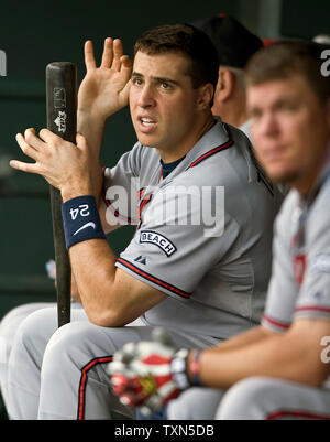 Le joueur de premier but des Braves d'Atlanta Mark Teixeira attend dans l'étang pour son tour à la batte contre les Rockies du Colorado au Coors Field de Denver le 16 juin 2008. Chipper Jones des Braves est assis à sa gauche. (Photo d'UPI/Gary C. Caskey) Banque D'Images