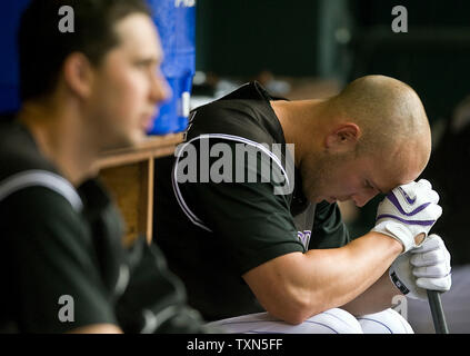 Le voltigeur des Rockies du Colorado Matt Holliday (R) s'arrête un instant dans l'étang tout en étant assis à côté de pitcher Jeff Francis durant la quatrième manche contre les Indians de Cleveland au Coors Field de Denver le 18 juin 2008. (Photo d'UPI/Gary C. Caskey) Banque D'Images