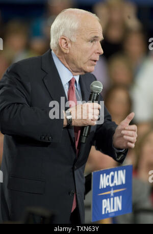 Sen.candidat présidentiel républicain John McCain (AZ) parle à une assemblée publique à Denver le 2 octobre 2008. (Jusqu'(Photo/ Gary C. Caskey) Banque D'Images