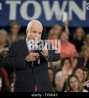 Sen.candidat présidentiel républicain John McCain (AZ) parle à une assemblée publique à Denver le 2 octobre 2008. (Photo d'UPI/Gary C. Caskey) Banque D'Images