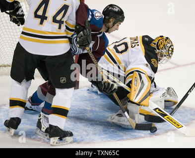 Colorado Avalanche aile gauche Ryan Smyth (C) brouille de puck dans le pli entre le gardien Tim Thomas des Bruins de Boston (R) et le défenseur Aaron Ward au cours de la première période au Pepsi Center de Denver le 9 octobre 2008. Colorado accueille les Bruins, dans le match d'ouverture pour les deux équipes. (UPI Photo/ Gary C. Caskey) Banque D'Images