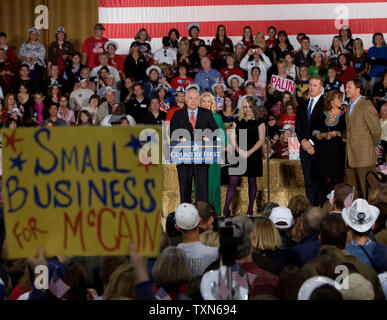 Candidat présidentiel républicain le sénateur John McCain (AZ) prend la parole à un rassemblement électoral comme sa (L à R) épouse Cindy, fille Meghan, ancien quart-arrière des Broncos de Denver John Elway et son fiancé Paige Vert et ancien Denver Broncos John Lynch rechercher sur la sécurité dans la région de Denver le 24 octobre 2008. (Photo d'UPI/Gary C. Caskey) Banque D'Images