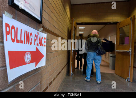 La fin de la ligne tôt le matin pour le vote anticipé entre dans la bibliothèque du lac Standley scrutin chambre à Arvada, Colorado, un réseau express régional de la communauté de Denver, le 25 octobre 2008. Les électeurs du Colorado a commencé le vote par anticipation le 20 octobre avec le vote anticipé se terminant le 31 octobre 2008. (Photo d'UPI/Gary C. Caskey) Banque D'Images