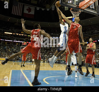 Centre de Houston Rockets Yao Ming (11) Denver Nuggets blocs Nene centre du Brésil au cours du premier trimestre à la Pepsi Center à Denver le 30 novembre 2008. (UPI Photo/ Gary C. Caskey) Banque D'Images