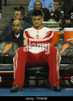 Centre de Houston Rockets Yao Ming attend que l'alarme de début de partie contre les Nuggets de Denver au Pepsi Center de Denver le 30 novembre 2008. Battre Denver Houston 104-94. (UPI Photo/ Gary C. Caskey) Banque D'Images