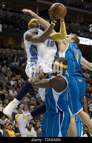 Avant les Denver Nuggets Carmelo Anthony (L) tire sur la Nouvelle-Orléans avant James Posey (en bas) et Sean Marks au cours de la seconde moitié du Pepsi Center de Denver le 27 novembre 2008. La Nouvelle Orléans a battu Denver 105-101. (UPI Photo/ Gary C. Caskey) Banque D'Images