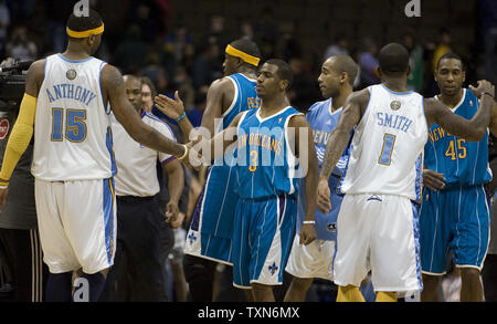 New Orleans Hornets Chris Paul garde (3) serre la main avec les Denver Nuggets avant Carmelo Anthony (15) à l'horloge a manqué au cours de la seconde moitié du Pepsi Center de Denver le 27 novembre 2008. La Nouvelle Orléans a battu Denver 105-101. (UPI Photo/ Gary C. Caskey) Banque D'Images