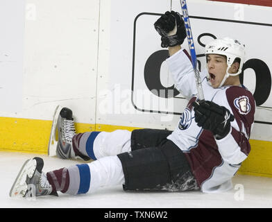 Colorado Avalanche aile droite Chris Stewart coulisse le long de la glace célébrant son but contre les Blackhawks de Chicago au cours de la première période au Pepsi Center de Denver le 12 décembre 2008. (Photo d'UPI/Gary C. Caskey) Banque D'Images