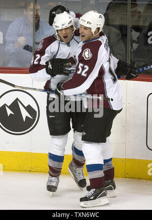 Colorado Avalanche aile droite Chris Stewart (L) reçoit les félicitations de coéquipier Adam Foote après avoir marqué contre les Blackhawks de Chicago au cours de la première période au Pepsi Center de Denver le 12 décembre 2008. (Photo d'UPI/Gary C. Caskey) Banque D'Images