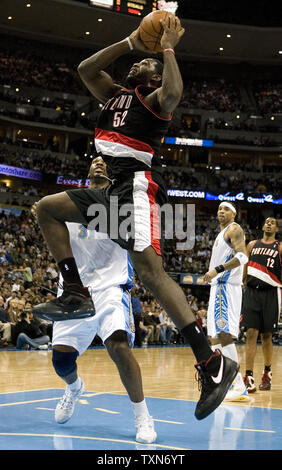 Centre de Portland Trailblazers Greg Oden (R) contre les Denver Nuggets Nene centre du Brésil au cours du premier trimestre à la Pepsi Center de Denver le 22 décembre 2008. (Photo d'UPI/Gary C. Caskey) Banque D'Images