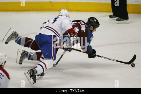 Centre des Canadiens de Montréal Saku Koivu (L) Voyages d'une durée maximale de Avalanche du Colorado aile droite Chris Stewart au cours de la troisième période à la Pepsi Center de Denver le 13 février 2009. Beat Montréal Colorado 3-2. (Photo d'UPI/Gary C. Caskey) Banque D'Images