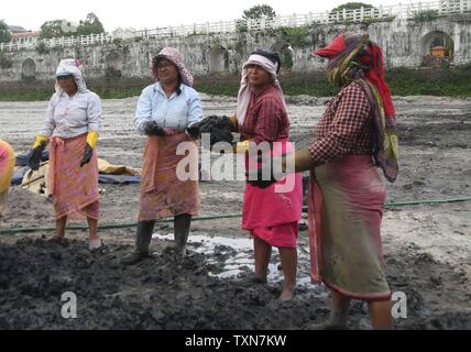 Katmandou, environ 45 femmes de Bhaktapur, Népal Newari sont impliqués dans la reconstruction de l'étang. Ranipokhari historique Apr 25, 2015. Les travailleuses sont vus à la reconstruction historique Ranipokhari site de l'étang à Katmandou, Népal, 24 juin 2019. Environ 45 femmes de Bhaktapur, Népal Newari sont impliqués dans la reconstruction de l'Ranipokhari historique étang, qui a été construit au 17ème siècle et a été gravement endommagée pendant le tremblement de terre le 25 avril 2015. Credit : Sunil Sharma/Xinhua/Alamy Live News Banque D'Images