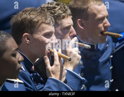 Cadets diplômés brisez les cigares après avoir reçu leur diplôme au cours de la 2009 United States Air Force Academy cérémonie de remise de diplômes, à Colorado Springs, Colorado Le 27 mai 2009. (Photo d'UPI/Gary C. Caskey) Banque D'Images