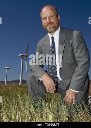 Directeur du vent fort M. Felker pose à la National Renewable Energy Laboratory (NREL) National Wind Technology Centre (NWTC) près de Boulder, Colorado Le 21 août 2009. Felker répond aux questions concernant les nouvelles éoliennes qui sont en cours d'installation. Felker a cité l'emplacement NWTC avec plus de 40 heures par an de vent plus de 100 mph. La survie de l'équipement par le Colorado est d'hiver test redoutable pour de nouvelles technologies de l'éolienne. UPI/Gary C. Caskey Banque D'Images