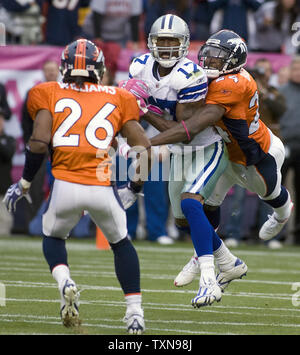 Denver Broncos Champ évoluait Bailey (R) frappe loin un passage dans l'endzone à Dallas Cowboys wide receiver Sam Hurd sur le dernier jeu de cowboys du quatrième trimestre à l'Invesco Field at Mile High à Denver le 4 octobre 2009. Denver (4-0) reste invaincu avec un 17-10 victoire sur Dallas. UPI/Gary C. Caskey... Banque D'Images