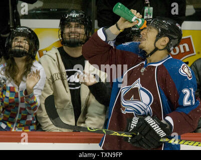 Colorado Avalanche aile droite Chris Stewart pulvérise son visage avec de l'eau de refroidir pendant l'échauffement au Pepsi Center de Denver le 23 octobre 2009. Colorado mène la Conférence de l'Ouest et le nord-ouest de la Division avec 14 points. UPI/Gary C. Caskey... Banque D'Images