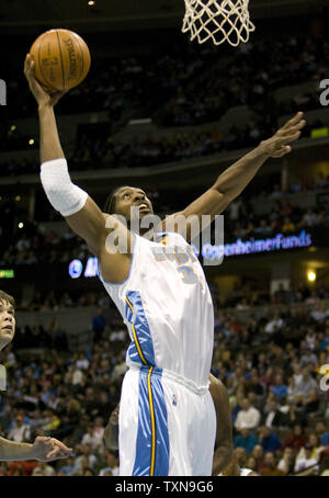 Le centre de Denver Nuggets Nene du Brésil va pour un dunk contre les Utah Jazz au cours de la première moitié du Pepsi Center de Denver le 28 octobre 2009. UPI/Gary C. Caskey... Banque D'Images