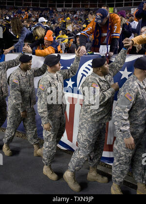 Les unités de l'Armée de terre à partir de Fort Carson cinq ventilateurs haut juste avant la mi-temps de la Pittsburgh07 Steelers-Denver jeu Footlball lundi soir chez Invesco Field at Mile High à Denver le 9 novembre 2009. Les quatre branches de l'armée ont été honorés à la mi-temps pour le service à notre pays. UPI/Gary C. Caskey... Banque D'Images