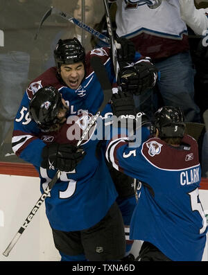 Colorado Avalanche aile droite Brandon Yip (59) célèbre son premier but avec ses coéquipiers Matt Hendricks (L0 et Brett Clark au cours de la première période contre les Ducks d'Anaheim au Pepsi Center de Denver le 22 décembre 2009. UPI/Gary C. Caskey... Banque D'Images