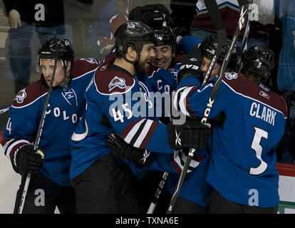 Colorado Avalanche aile droite Brandon Yip (deuxième à droite) est mobbe par ses coéquipiers (L-R) John-Michael Liles, Chris Durno, Matt Hendricks et Brett Clark après son premier but dans la LNH au cours de la première période contre les Ducks d'Anaheim au Pepsi Center de Denver le 22 décembre 2009. UPI/Gary C. Caskey... Banque D'Images