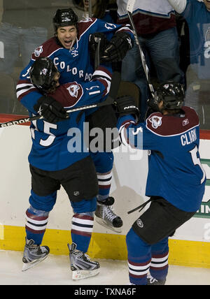 Colorado Avalanche aile droite Brandon Yip (59) célèbre son premier but avec ses coéquipiers Matt Hendricks (L0 et Brett Clark au cours de la première période contre les Ducks d'Anaheim au Pepsi Center de Denver le 22 décembre 2009. UPI/Gary C. Caskey... Banque D'Images