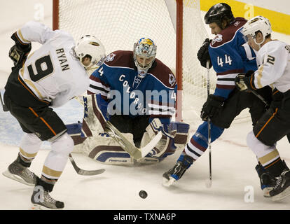 Anaheim Ducks aile droite Bobby Ryan (9) recherche les rebondir contre l'Avalanche du Colorado le gardien Craig Anderson au cours de la première période à la Pepsi Center de Denver le 22 décembre 2009. UPI/Gary C. Caskey... Banque D'Images