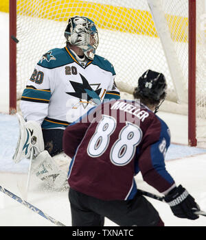 Colorado Avalanche Centre Peter Mueller (88) marque contre les Sharks de San Jose gardien Evgeni Nabokov pendant la deuxième période au centre Pepsi le 4 avril 2010 à Denver. Huitième Conférence de l'Ouest Colorado accueille la semence semée numéro un de l'équipe de conférence de San Jose. UPI/Gary C. Caskey Banque D'Images