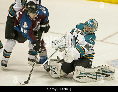 Les Sharks de San Jose gardien Evgeni Nabokov (20) fait une sauvegarde contre Colorado Avalanche Centre Peter Mueller au cours de la deuxième période à la Pepsi Center le 4 avril 2010 à Denver. Colorado a battu San Jose 5-4 en prolongation. UPI/Gary C. Caskey Banque D'Images