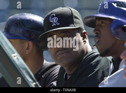 Ancien Colorado Rockies manager et actuel entraîneur de frappeurs Don Baylor (C) des entretiens avec outfielder Dexter Fowler au cours de la pratique au bâton à Coors Field le 9 avril 2010 à Denver. Colorado continue leur 18e saison en ligue majeure et d'hôtes San Diego pour ses 2010 Ouverture à domicile. UPI/Gary C. Caskey Banque D'Images