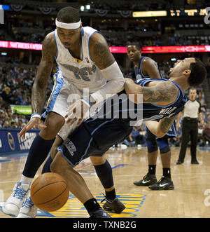 Denver Nuggets Carmelo Anthony (15) Utah Jazz frappe guard Deron Williams vers le bas dimensions une offensive foul au cours du troisième trimestre de la première série de jeu à deux séries le Pepsi Center le 19 avril 2010 à Denver. L'Utah a battu Denver 114-111 à même la série à 1-1. UPI/Gary C. Caskey Banque D'Images