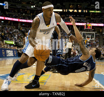 Denver Nuggets Carmelo Anthony (15) Utah Jazz frappe guard Deron Williams vers le bas dimensions une offensive foul au cours du troisième trimestre de la première série de jeu à deux séries le Pepsi Center le 19 avril 2010 à Denver. L'Utah a battu Denver 114-111 à même la série à 1-1. UPI/Gary C. Caskey Banque D'Images