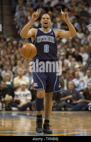 Utah Jazz guard Deron Williams (8) appels par jouer contre les Nuggets de Denver au cours du deuxième trimestre dans le jeu de la NBA 5 quart de finale de conférence de l'Ouest playoffs au Pepsi Center le 28 avril 2010 à Denver. Utah (3-1) va remporter la série avec une victoire sur Denver dans le jeu 5. UPI/Gary C. Caskey Banque D'Images