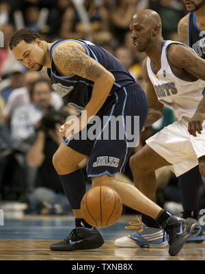 Denver Nuggets guard Chauncey Billuups (R) conseils la balle loin de Utah Jazz guard Deron Williams pendant le troisième trimestre dans le jeu de la NBA 5 quart de finale de conférence de l'Ouest playoffs au Pepsi Center le 28 avril 2010 à Denver. Denver bat Utah 116-102 pour éviter l'élimination. UPI/Gary C. Caskey Banque D'Images