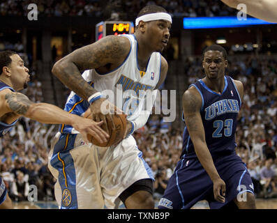 Denver Nuggets Carmelo Anthony marche avant (15) cours des Utah Jazz guard Deron Williams (L) et Wesley Matthews dans le jeu de la NBA 5 quart de finale de conférence de l'Ouest playoffs au Pepsi Center le 28 avril 2010 à Denver. Denver bat Utah 116-102 pour éviter l'élimination. UPI/Gary C. Caskey Banque D'Images