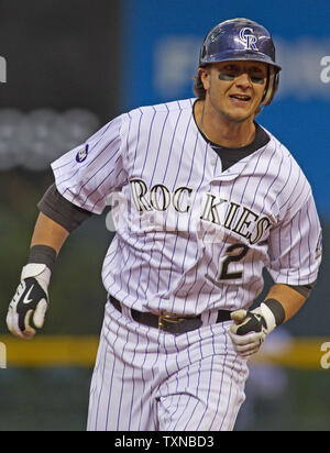 Colorado Rockies shortstop Troy Tulowitzki exécute les bases après son solo accueil run dans la troisième manche contre les Diamondbacks de l'Arizona au Coors Field de Denver le 25 mai 2010 à Denver. Les Rocheuses battre les Diamondbacks 3-2.. UPI/Gary C. Caskey Banque D'Images