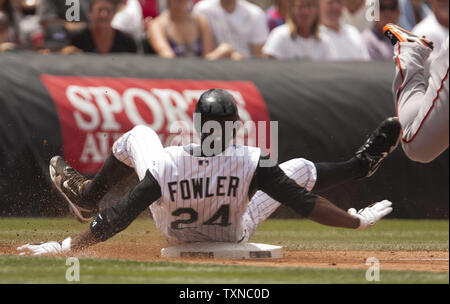 Colorado Rockies outfielder Dexter Fowler clips Giants de San Francisco de troisième but Pablo Sandoval sur la jambe un triple au cours de la troisième manche à Coors Field le 4 juillet 2010 à Denver. UPI/Gary C. Caskey Banque D'Images