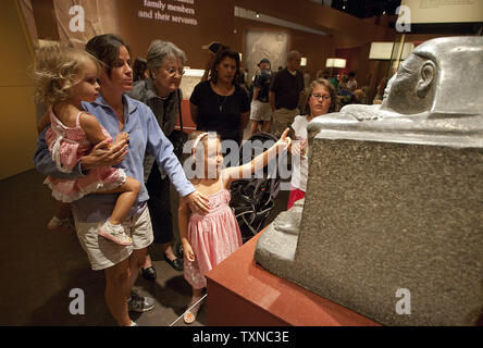 Les visiteurs commencent leur visite à l'exposition King Tut mettant en vedette plus de 100 artefacts de King Tut's Tomb et d'autres sites s'étend sur deux mille ans d'pharaohats» article du Denver Art Museum à Denver le 23 juillet 2010. L'exposition Toutankhamon sera à l'affiche à Janvier 9, 2011. UPI/Gary C. Caskey Banque D'Images