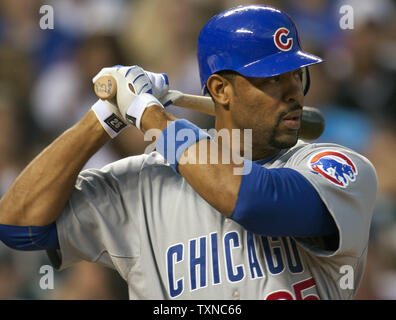 Chicago Cubs de premier but Derrek Lee chauves-souris contre les Rockies du Colorado à Coors Field, le 30 juillet 2010 à Denver. Lee a récemment rejeté un commerce à la Los Angeles Angels et demeure un joueur d'oursons. Photo UPI/Gary C. Caskey Banque D'Images