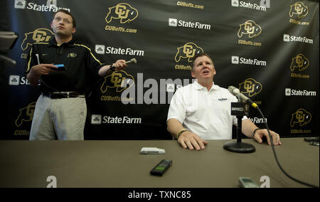 Université du Colorado Buffaloes entraîneur Dan Hawkins réfléchit à une question alors qu'il commence sa cinquième saison à la journée annuelle des médias au Dal Ward Athletic Center à Boulder, Colorado, le 7 août 2010. Le Colorado a été la première école de BCS sa conférence vis quitter le Big 12 pour le CIP 10. Colorado devrait commencer CIP 10 jouer la saison prochaine. UPI/Gary C. Caskey Banque D'Images