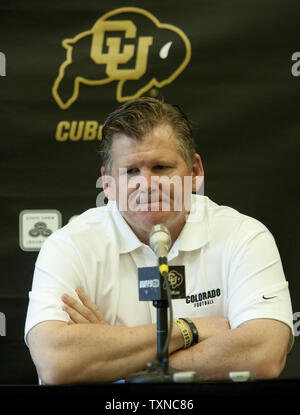 Université du Colorado Buffaloes entraîneur Dan Hawkins réfléchit à une question alors qu'il commence sa cinquième saison à la journée annuelle des médias au Dal Ward Athletic Center à Boulder, Colorado, le 7 août 2010. Le Colorado a été la première école de BCS sa conférence vis quitter le Big 12 pour le CIP 10. Colorado devrait commencer CIP 10 jouer la saison prochaine. UPI/Gary C. Caskey Banque D'Images