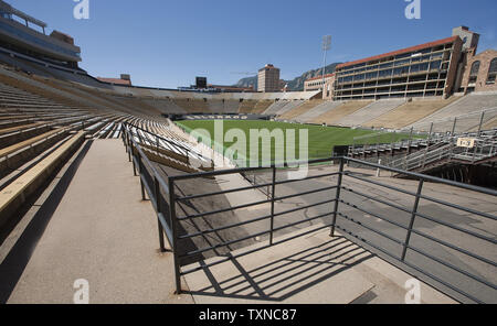 Folsom Field d'une capacité de 53, 613 est le terrain d'accueil pour les buffles du Colorado à Boulder, Colorado, le 7 août 2010. Le Colorado est appelé à jouer sa dernière grande 12 horaire de la conférence avant de commencer jouer dans le CIP 10 l'année prochaine. UPI/Gary C. Caskey Banque D'Images