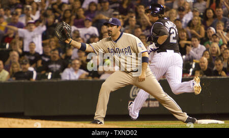 Colorado Rockies shortstop Troy Tulowitzki est à court d'une seule contre les San Diego Padres Adrian Gonzalez premier but au cours de la quatrième manche à Coors Field le 14 septembre 2010 à Denver. UPI/Gary C. Caskey Banque D'Images